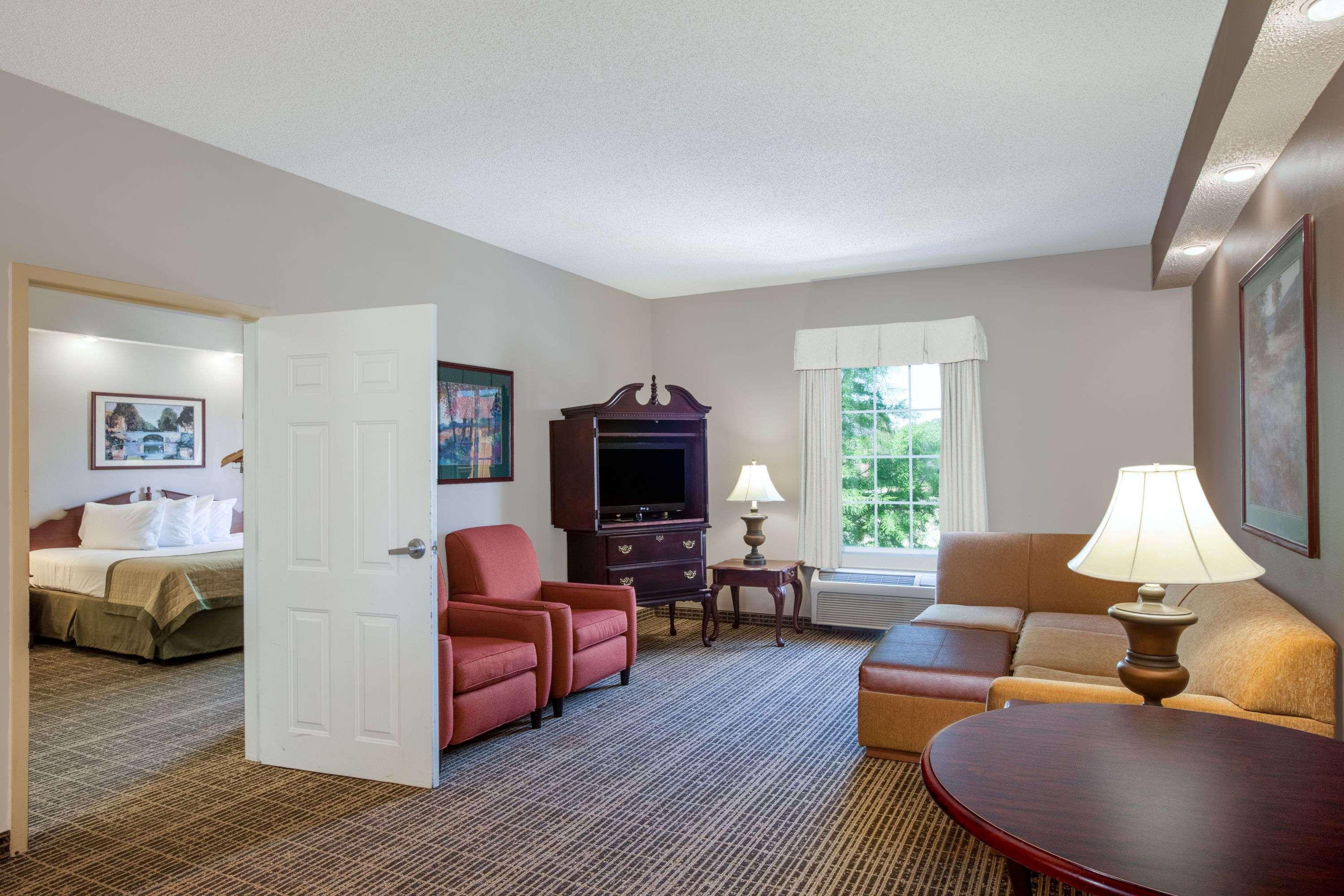 Baymont By Wyndham Lafayette Airport Hotel Eksteriør billede